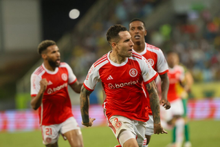 O lateral-direito Hugo Mallo comemora gol que abriu a vantagem para o Colorado. (Foto: Ricardo Duarte/Internacional)