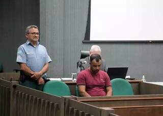 Juarez sentado no banco dos réus durante julgamento na 1ª Vara do Tribunal do Júri (Foto: Paulo Francis)