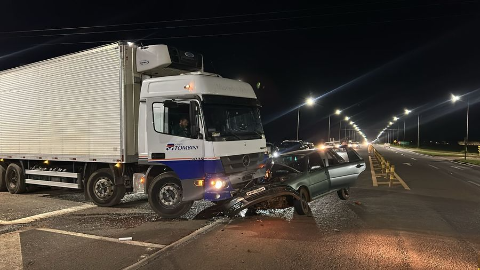 Carro é destruído ao colidir com caminhão em rodovia de MS