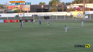 Jogadores disputam a posse da bola no Estádio Laertão. (Foto: Reprodução/CREC TV)