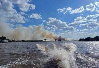Foco de incêndio atinge canal do Tamengo, próximo ao porto de Corumbá. (Foto: Viviane Amorim)
