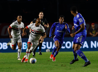 Jogadores disputam a posse da bola no gramado do Estádio do Morumbi. (Foto: Rubens Chiri/São Paulo)