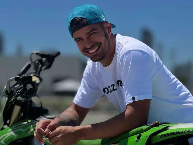 De Coxim, piloto conquista p&oacute;dio para o Brasil em desafio de motocross