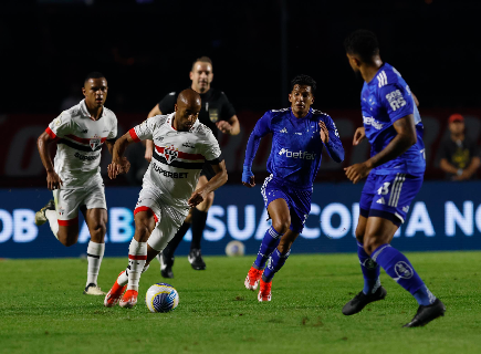 Jogando em casa, São Paulo derrota Cruzeiro e vai ao G4 do Brasileirão