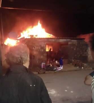 Incêndio destrói casa e ex-marido de moradora é suspeito apontado por vizinhos