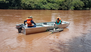 Técnicos usam equipamento para medir a vazão da água no Rio Dourados. (Foto: Divulgação/Imasul)