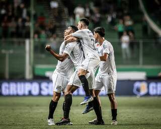 Jogadores do Peixe comemoram gol contra o América-MG (Foto: Raul Baretta/Santos FC)