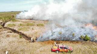 Corpo de Bombeiros combatendo incêncio na região do Abobral (Foto: Divulgação/CBMMS)