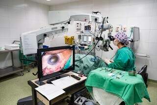 Transplante de córnea na sala de cirurgia do Hospital São Julião, que realizou a maioria das operações no ano passado em MS (Foto: Celso Magalhães)