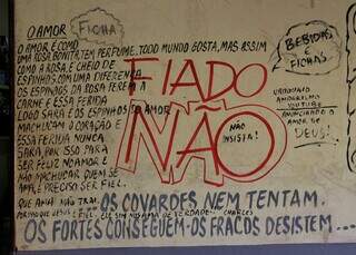 Mensagens deixadas por andarilho nas paredes do establecimento (Foto: Osmar Daniel Veiga)