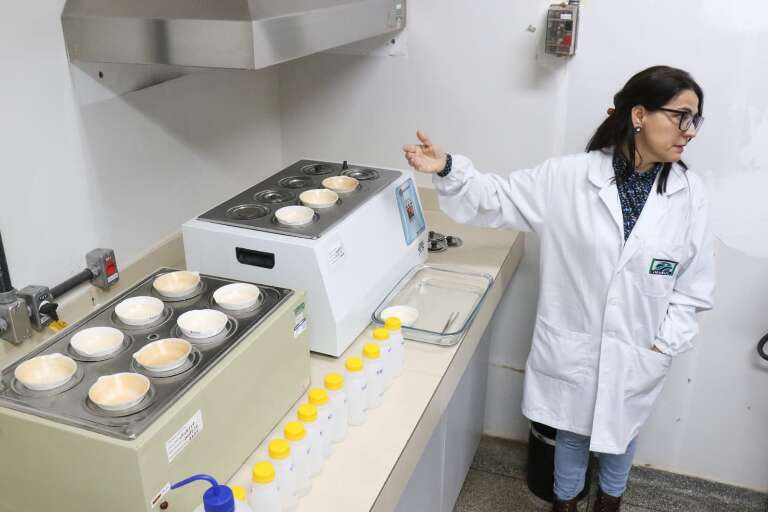 Solange Moraes de Paula é líder técnica de laboratório do Imasul. (Foto: Henrique Kawaminami)