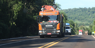 Veículo pesado circula na BR-163, em Campo Grande. (Foto: Rachid Waqued/Detran)