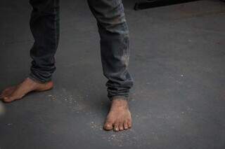 Vítima correu descalça até a delegacia, onde o caso foi registrado. (Foto: Henrique Kawaminami)