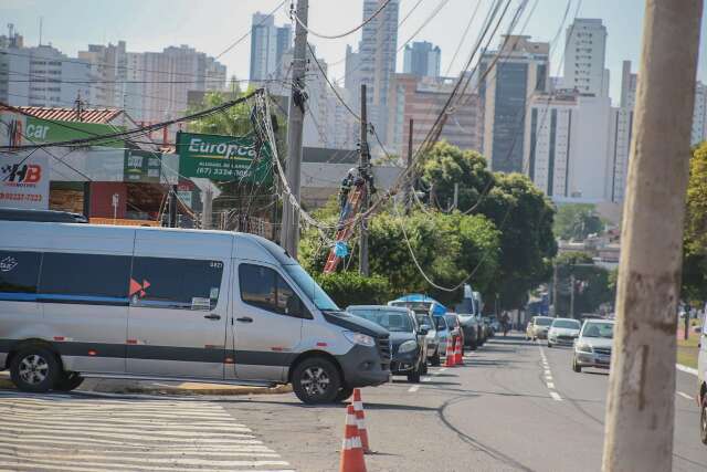 C&uacute;mulo do desleixo: fios colocam pedestres e motoristas em risco na Afonso Pena