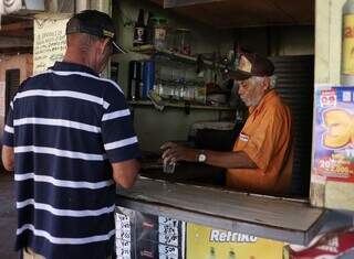 No Bar do Madruga, a regra é clara: não tem dinheiro vivo, não consome (Foto: Osmar Daniel Veiga)