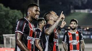Jogadores do Botafogo-SP comemoram vitória sobre o Santos. (Foto: Agência Botafogo/@botafogofutebolsa)