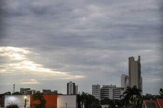 Sol tenta aparecer em meio as nuvens nesta manhã na Capital (Foto: Henrique Kawaminami)