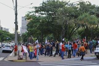 Professores e técnicos-administrativam ocuparam a Praça do Rádio nesta segunda-feira. (Foto: Paulo Francis)