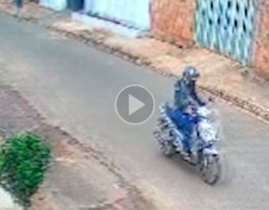 Vídeo mostra motociclista fugindo após matar homem a tiros nas Moreninhas 