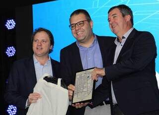 O diretor presidente do Sebrae, Cláudio Mendonça, ao lado do prefeito de Dourados, Alan Guedes, e do governador de Mato Grosso do Sul, Eduardo Riedel. (Foto: Juliano Almeida)