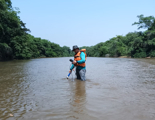 Medição da qualidade da água na foz do Rio Taquari Mirim, tributário do Rio Coxim . (Foto: Divulgação/Imasul)