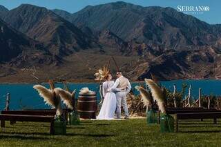 Casal escolheu cenário com montanhas para renovar os votos de casamento. (Foto: Serrano)