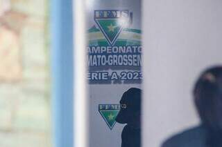 Investigador do Gaeco cumpre mandado na sede da Federação de Futebol (Foto: Marcos Maluf)