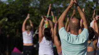 Alunos praticando exercício de ioga ao ar livre (Foto: Divulgação)