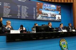 Mesa Diretora da Assembleia Legislativa durante votação de projetos na sessão desta terça-feira (4) (Foto: Alems/ Divulgação)