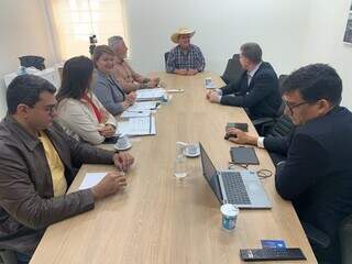 Secretários de Três Lagoas em reunião com o prefeito, Ângelo Guerreiro, e os gestores da Petrobras. (Foto: Reprodução)