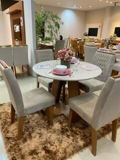 Mesa Celeste redonda com 4 cadeiras, para aquele jantar romântico. (Foto: Divulgação)
