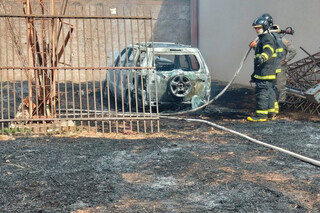 Veículo totalmente destruído após chamas serem controladas (Foto: Norbertino Angeli | Jovem Sul News)