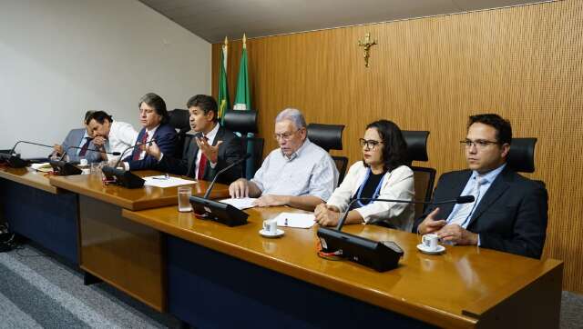 Em reuni&atilde;o com deputados, Petrallas reclama estar h&aacute; 10 dias &quot;s&oacute; se defendendo&quot;