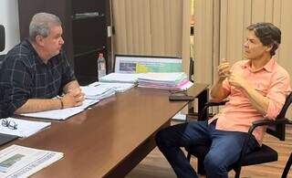 Paulo Duarte (camisa laranja) em reunião na segunda-feira com o secretário Eduardo Rocha. (Foto: Assessoria)