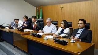 Deputados e Petrallas durante reunião na Assembleia Legislativa (Foto: Alex Machado)