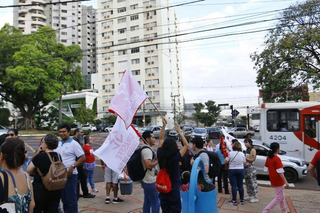 Docentes da UFMS protestaram na Praça do Rádio, em Campo Grande, durante a tarde de ontem (3). (Foto: Paulo Francis)