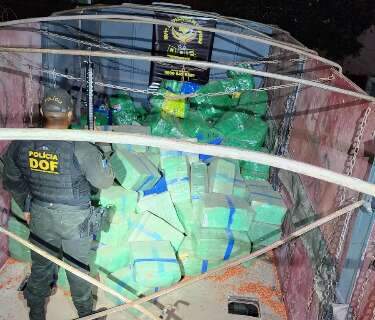 Polícia prende dois com 4,6 toneladas de maconha em carreta bitrem