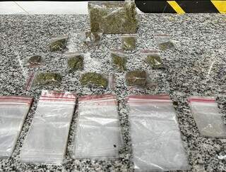 Embalagens usadas para empacotar droga e maconha encontradas na casa de um dos presos (Foto: Divulgação)