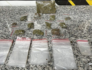 Embalagens &#34;ziplock&#34; usadas para empacotar droga e maconha encontradas na casa de Flávio. (Foto: Reprodução/Polícia Civl)
