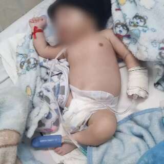 Bebê de um mês luta contra o tempo aguardando transferência para hospital