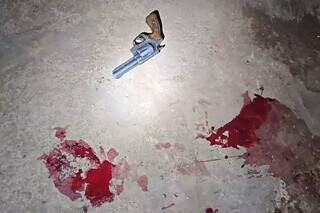 Arma calibre 38 caída após rapaz ser atingido pela PM e marcas de sangue no chão. (Foto: Divulgação/BPM Choque)