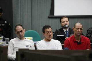 Da esquerda para direita: Jamil Name Filho, Vladenilson Olmedo e Marcelo Rios durante julgamento, em julho de 2023 (Foto/Arquivo)