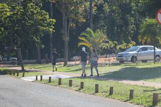 Casal caminhando no Parque dos Poderes, em Campo Grande (Foto: Paulo Francis)