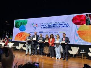 Adriane Lopes (de azul) e outros prefeitos em Brasília (DF), durante a premiação (Foto: Divulgação/Prefeitura de Campo Grande)