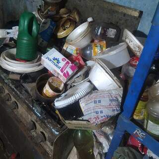 Lixo acumulado em cômodo da residência (Foto: Direto das Ruas)