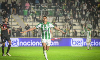 O meio-campista Lucas Barbosa comemora gol que abriu o placar no Estádio Alfredo Jaconi. (Foto: Nathan Bizotto/Juventude)