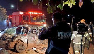Perito da Polícia Civil no local do acidente ocorrido na madrugada de hoje em Fátima do Sul (Foto: MS News)