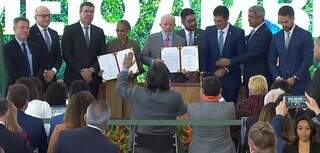 Governadores das regiões do Pantanal e da Amazônia, após assinatura do pacto. (Foto: Reprodução)