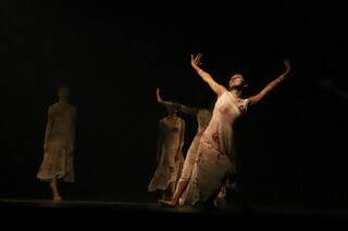 A bailarina Karoline, durante apresentação da coreografia &#34;Nosso Lugar de Fala&#34; (Foto: Estúdio 2 por 2)