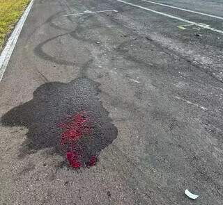 Mancha de sangue no local onde acidente com morte aconteceu. (Foto: Divulgação | PCMS)